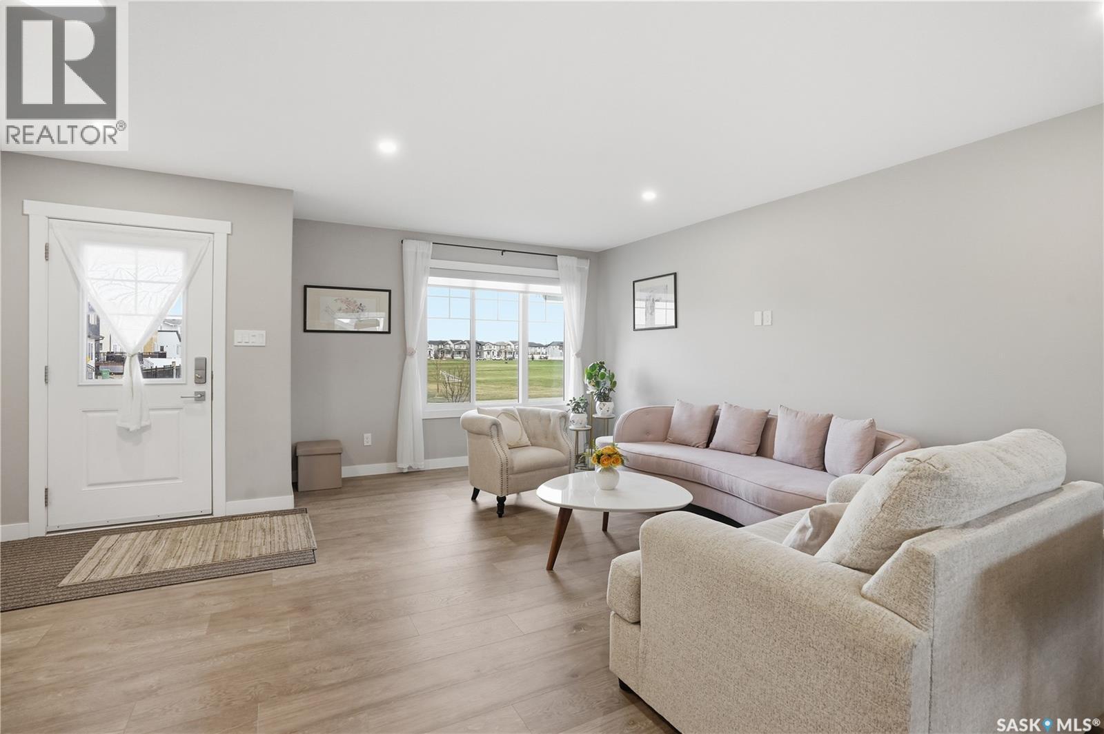 4521 E Keller Avenue, Regina, SK - Indoor Photo Showing Living Room