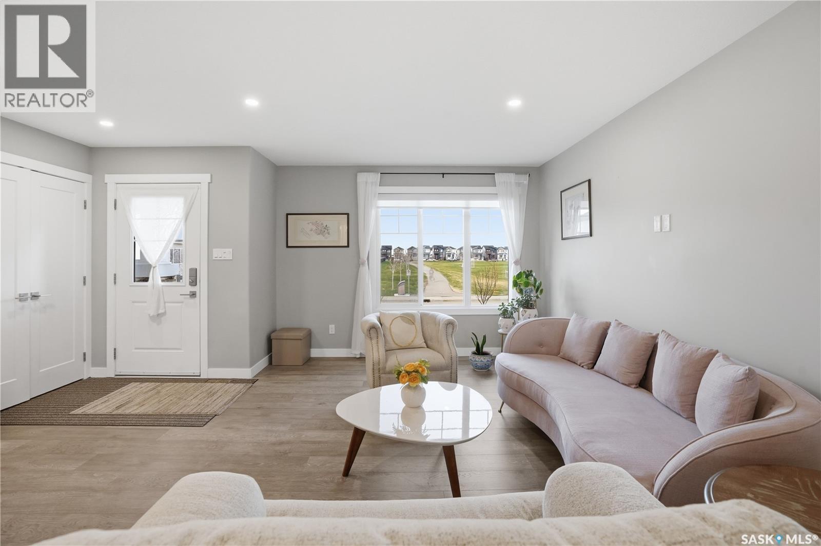 4521 E Keller Avenue, Regina, SK - Indoor Photo Showing Living Room