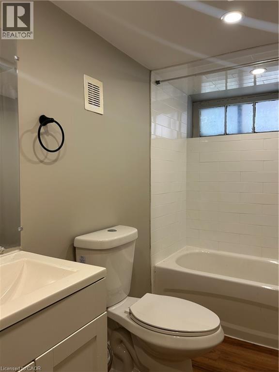 133 Park Row N Unit# 4, Hamilton, ON - Indoor Photo Showing Bathroom