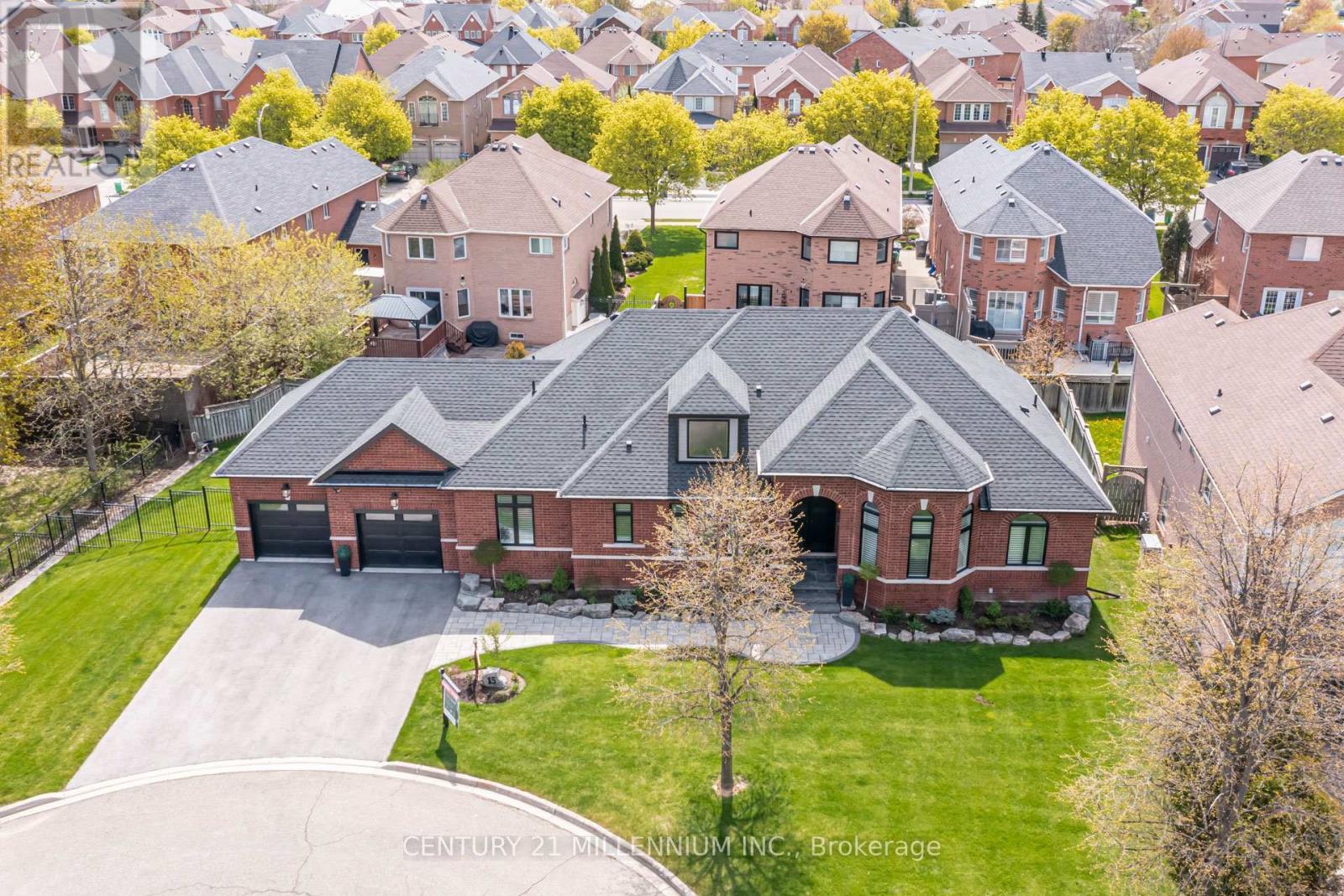 15 Bimmer Place, Brampton, ON - Outdoor With Facade