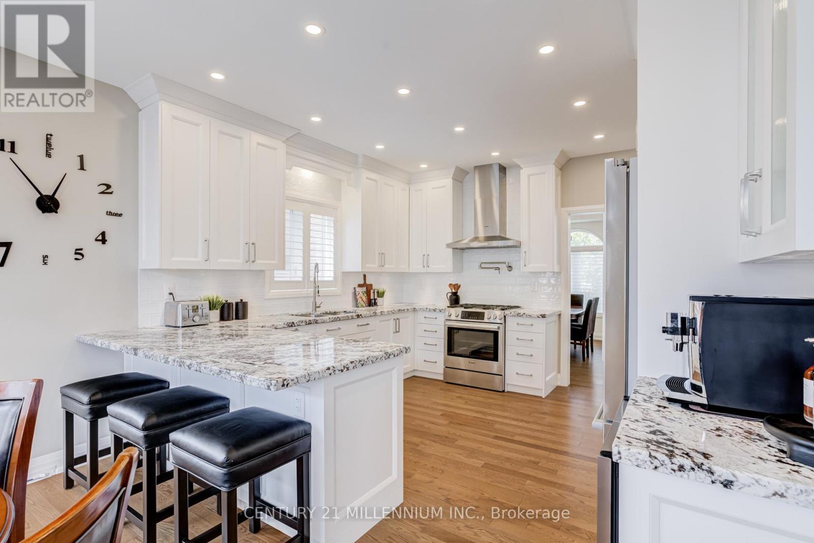15 Bimmer Place, Brampton, ON - Indoor Photo Showing Kitchen With Upgraded Kitchen