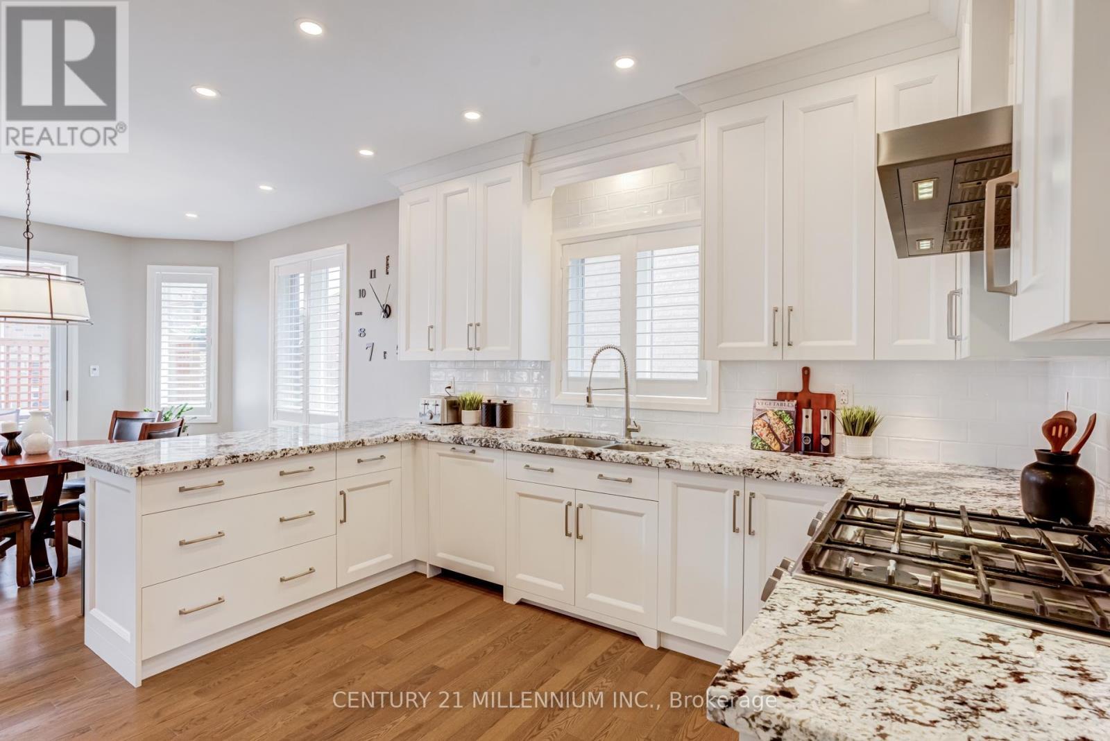 15 Bimmer Place, Brampton, ON - Indoor Photo Showing Kitchen With Upgraded Kitchen