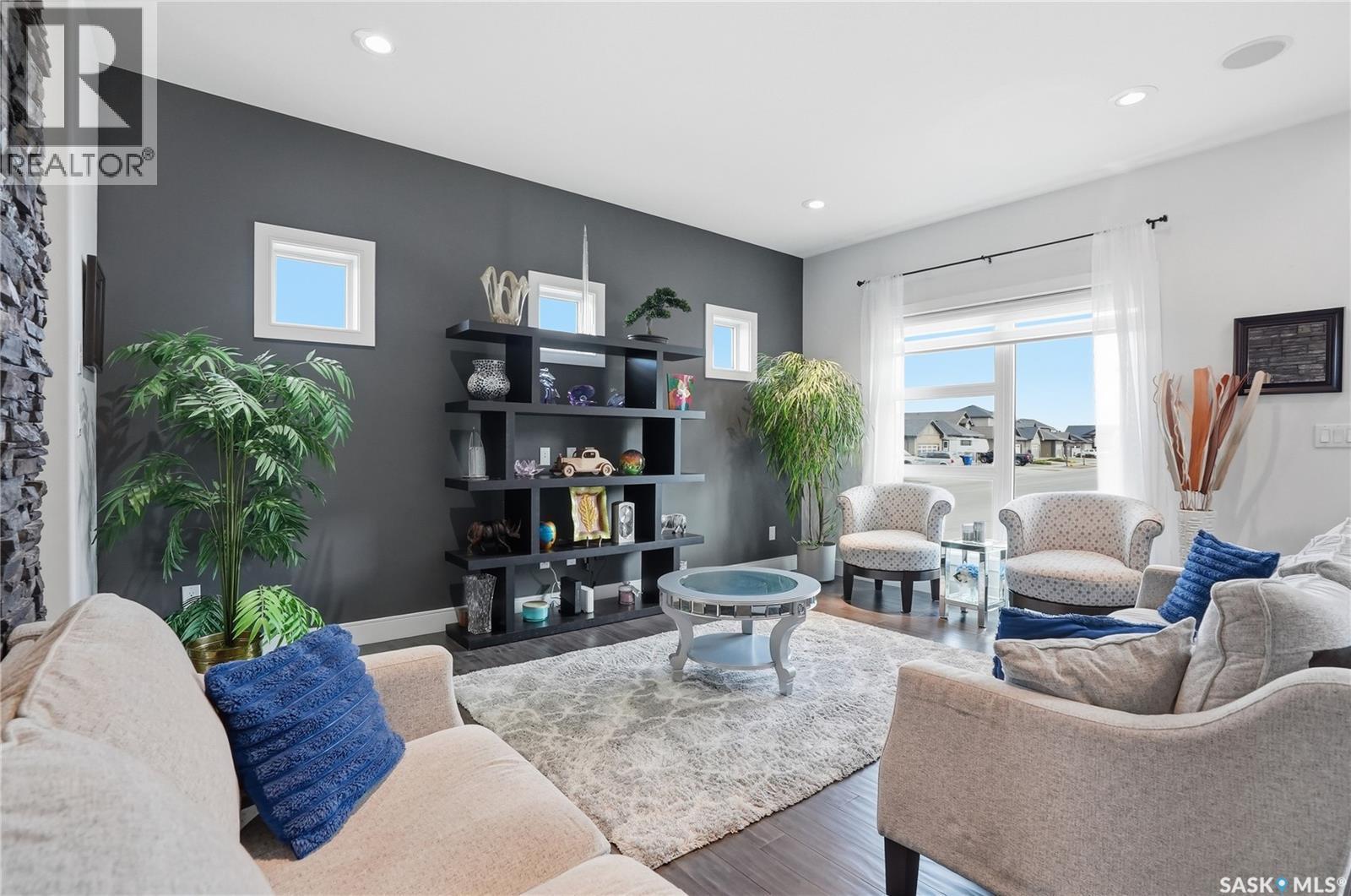 102 Teal Crescent, Saskatoon, SK - Indoor Photo Showing Living Room
