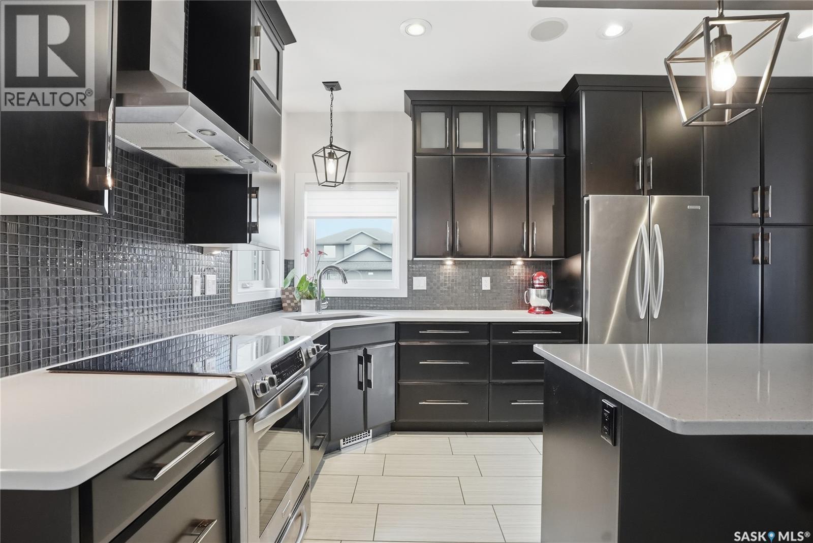 102 Teal Crescent, Saskatoon, SK - Indoor Photo Showing Kitchen With Upgraded Kitchen