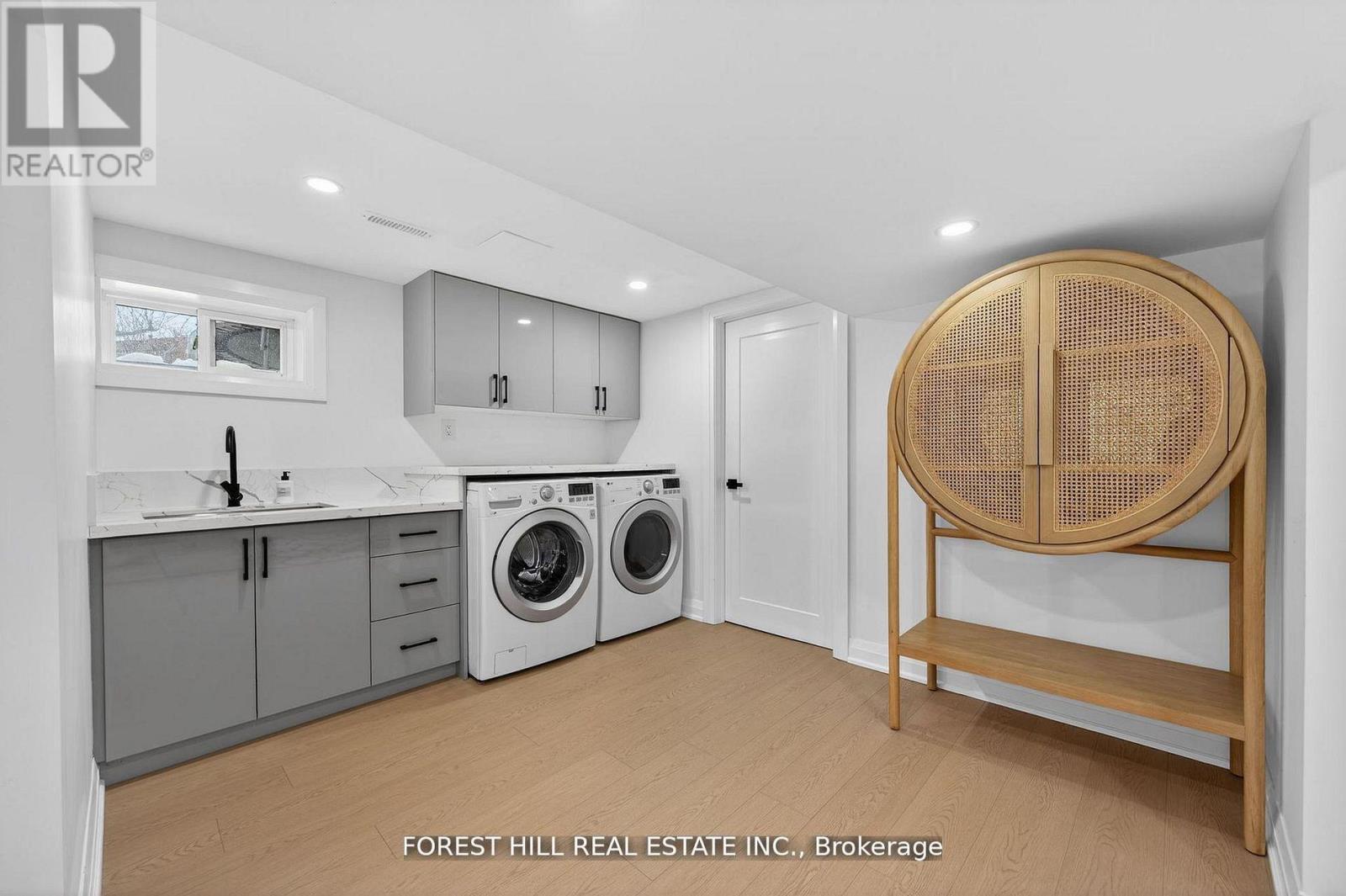 4 Holman Crescent, Aurora, ON - Indoor Photo Showing Laundry Room