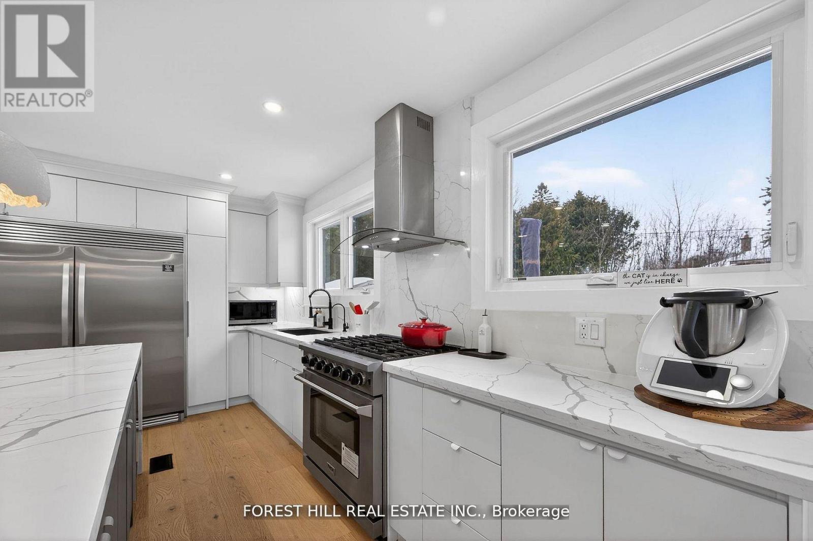 4 Holman Crescent, Aurora, ON - Indoor Photo Showing Kitchen