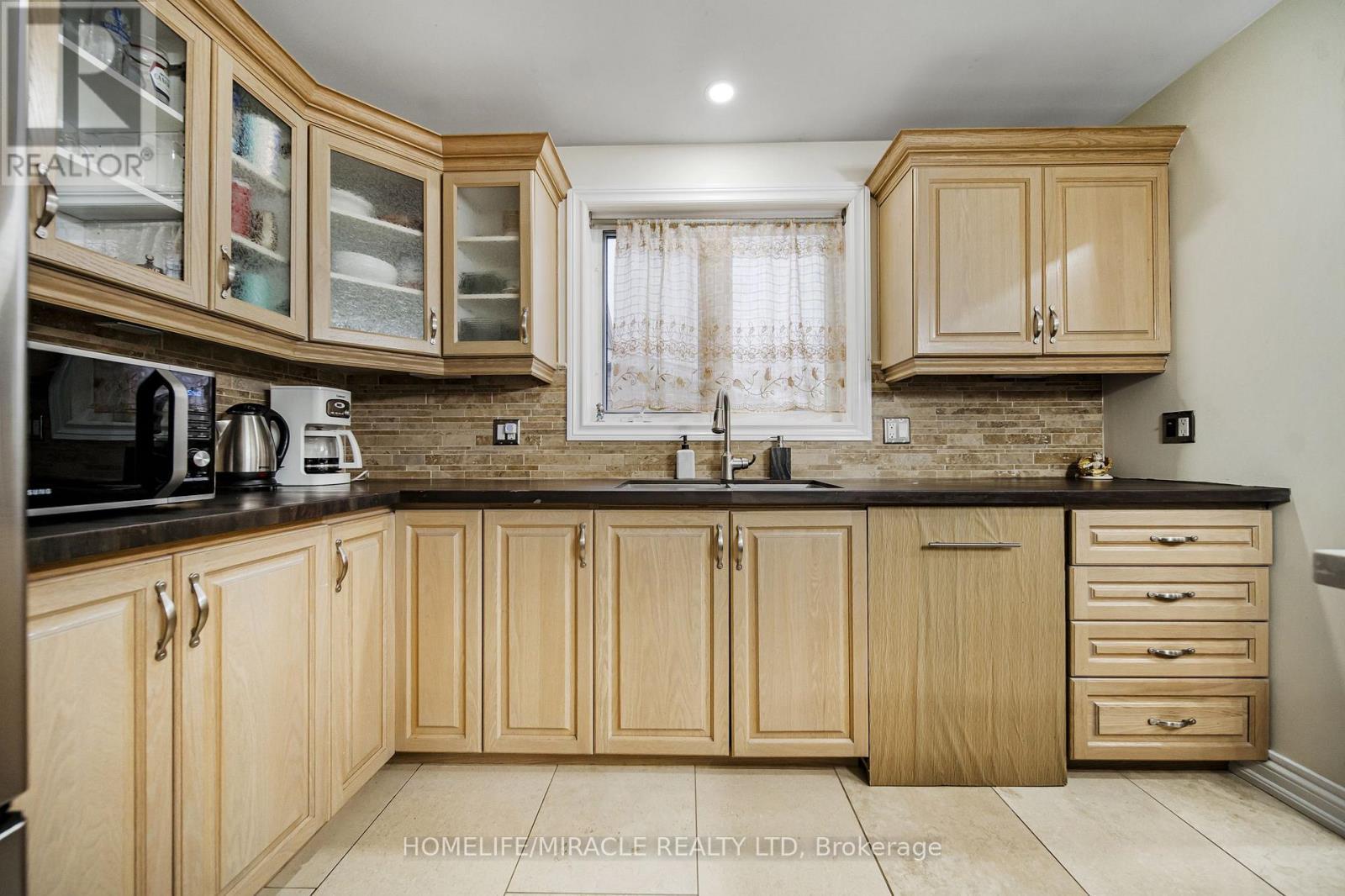 38 River View Drive, Brampton, ON - Indoor Photo Showing Kitchen