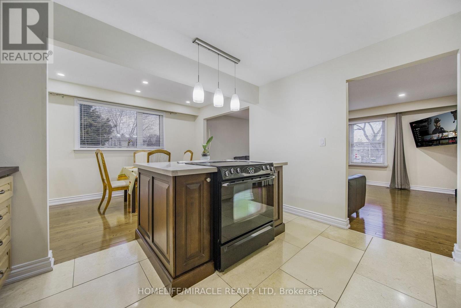 38 River View Drive, Brampton, ON - Indoor Photo Showing Kitchen