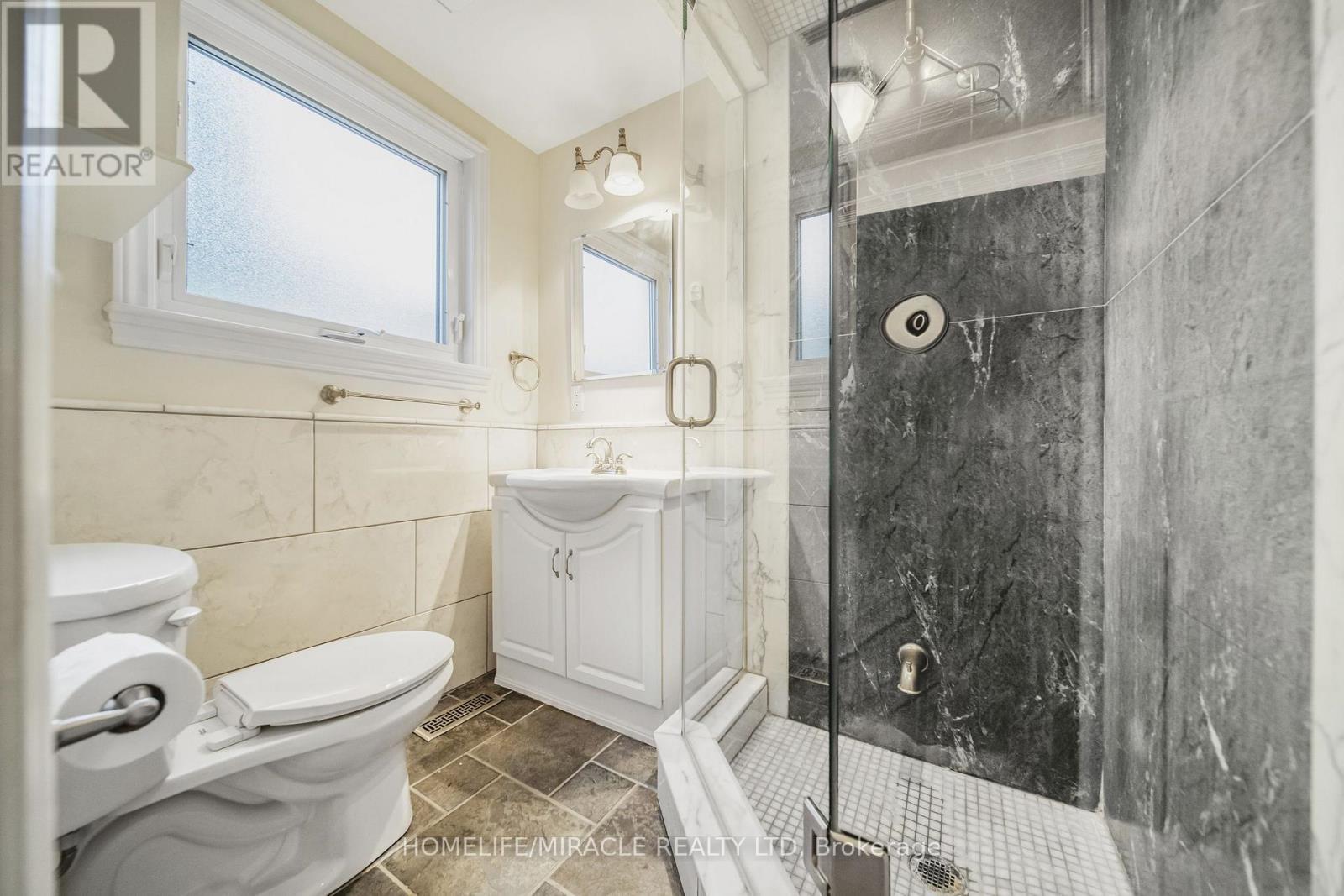 38 River View Drive, Brampton, ON - Indoor Photo Showing Bathroom