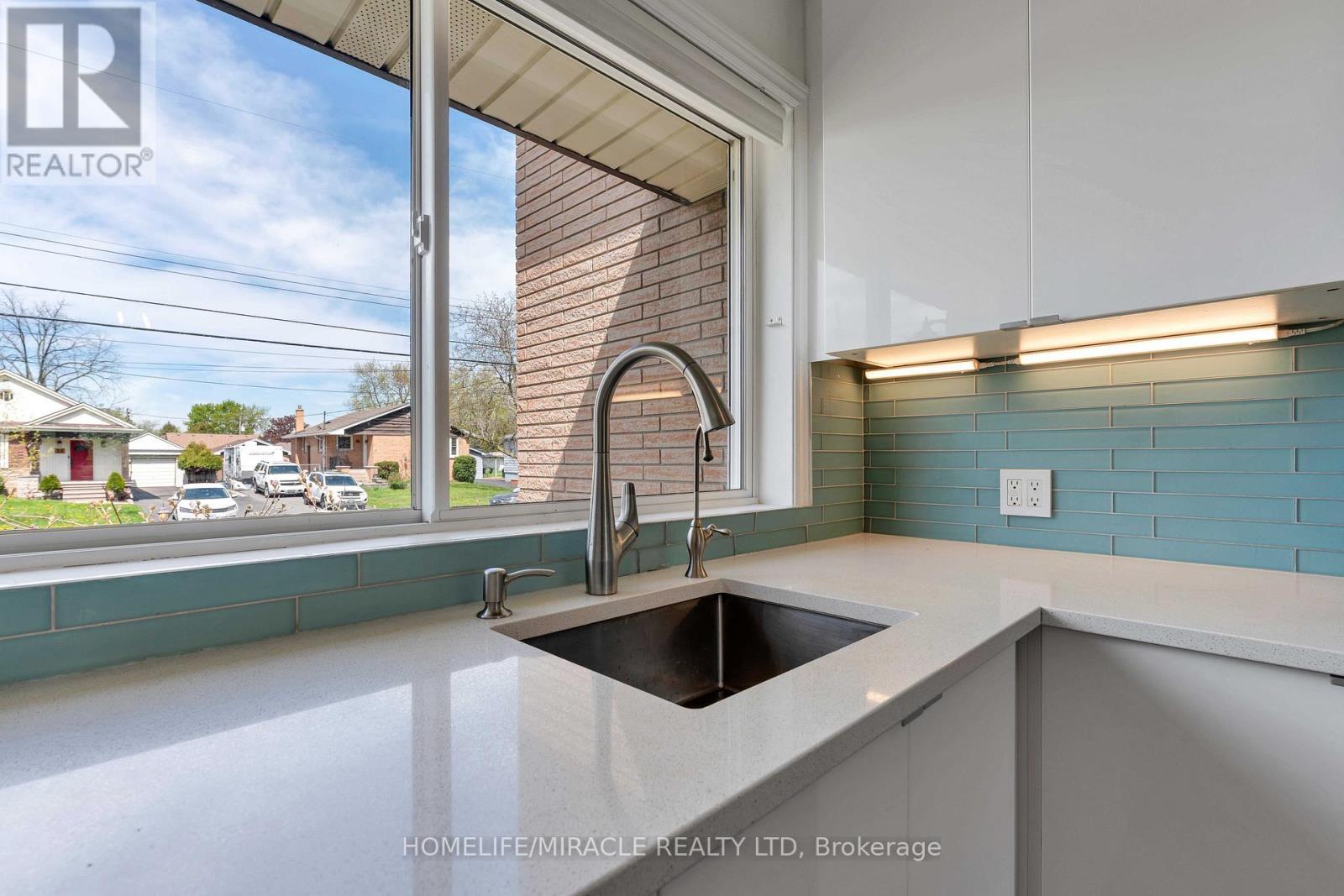 32 Durham Road, Hamilton, ON - Indoor Photo Showing Kitchen