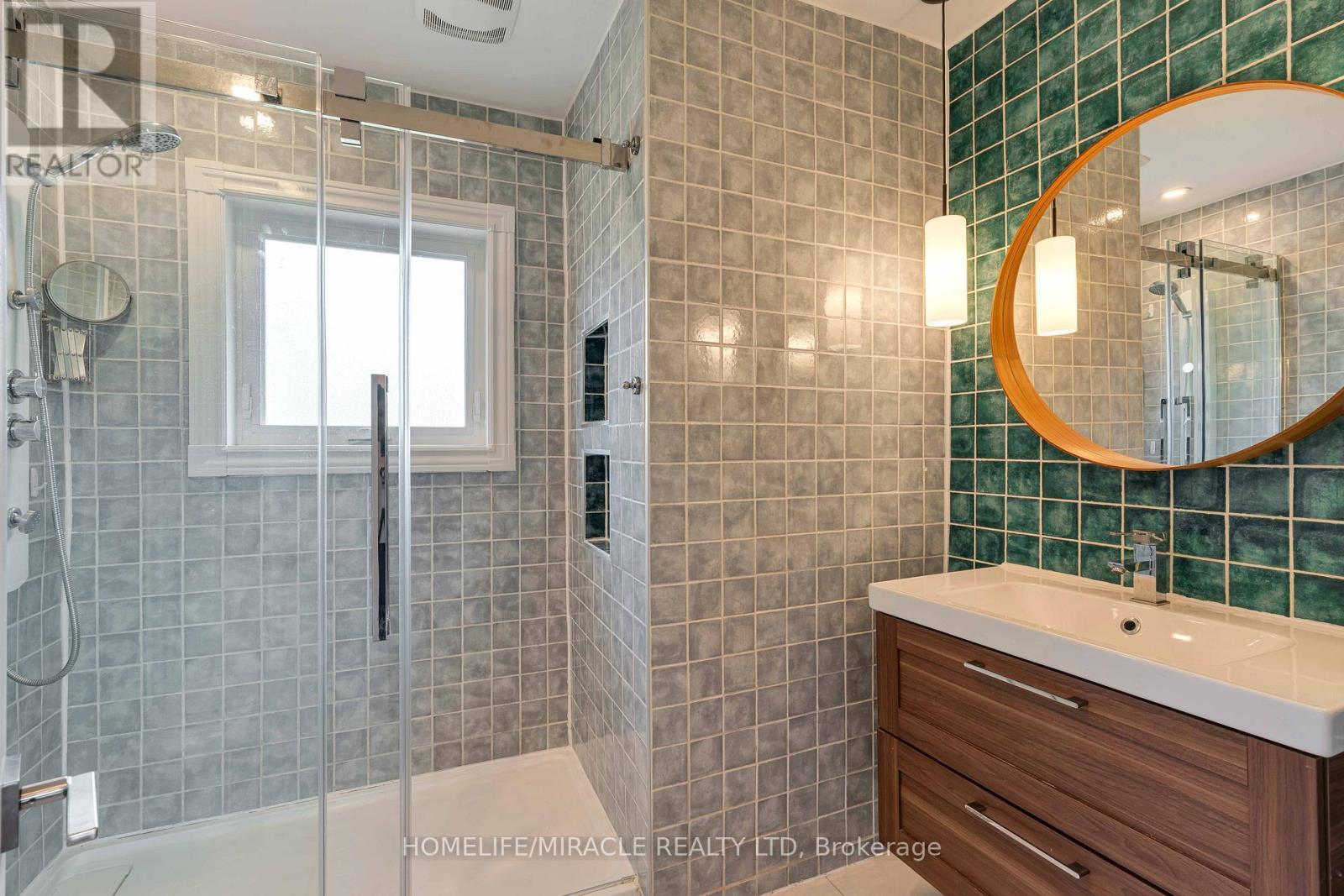 32 Durham Road, Hamilton, ON - Indoor Photo Showing Bathroom