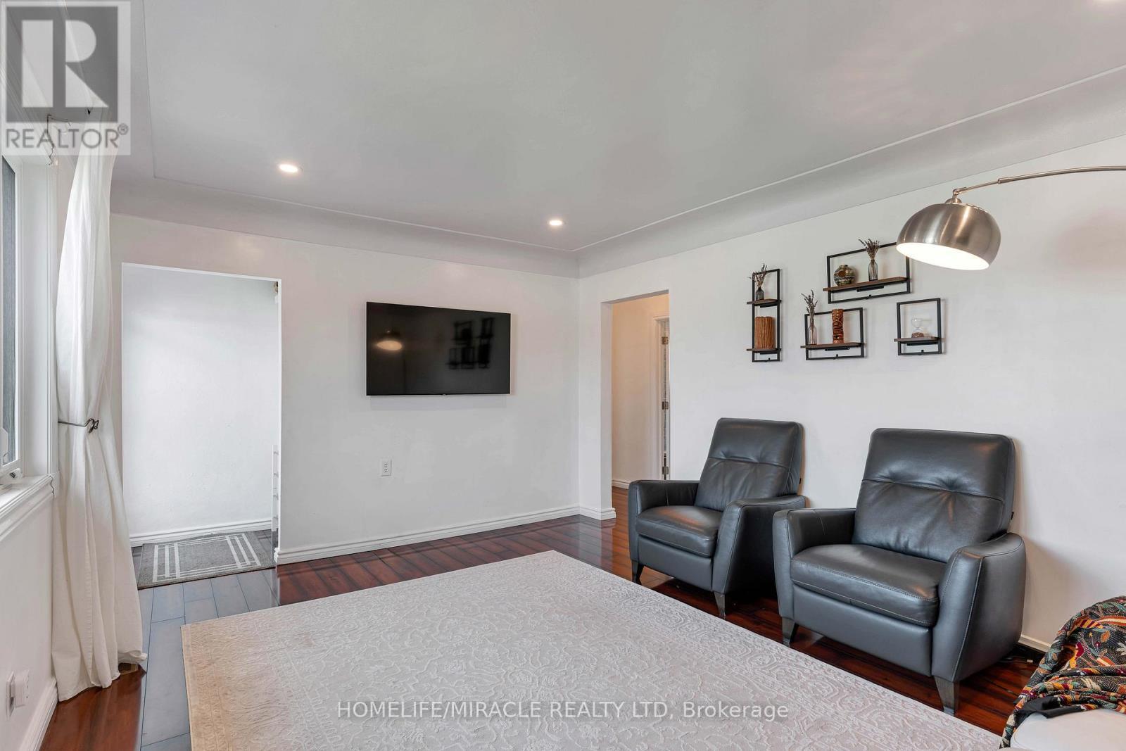 32 Durham Road, Hamilton, ON - Indoor Photo Showing Living Room