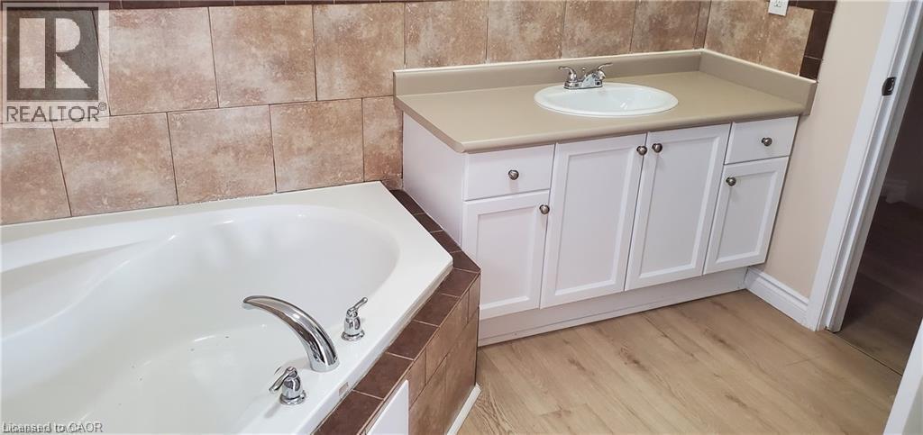 725 Paris Boulevard, Waterloo, ON - Indoor Photo Showing Bathroom