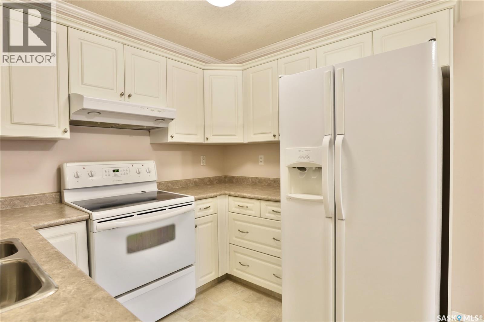 220 Cedar Meadow Drive, Regina, SK - Indoor Photo Showing Kitchen
