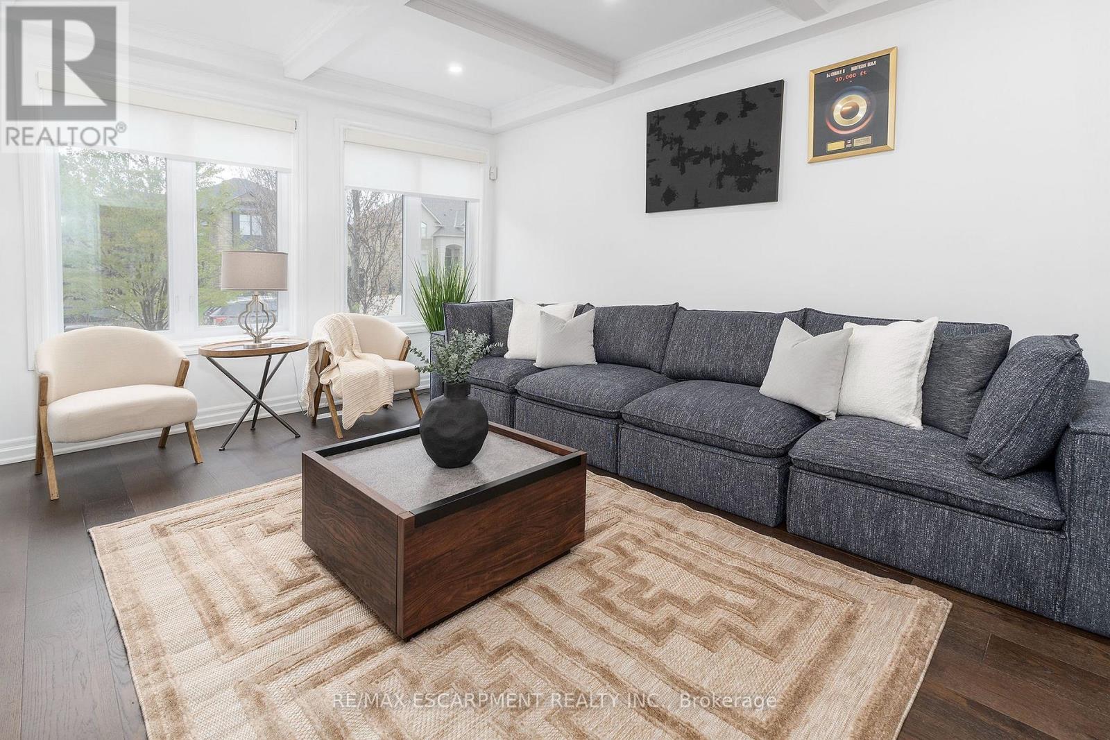 27 Elodia Court, Hamilton, ON - Indoor Photo Showing Living Room