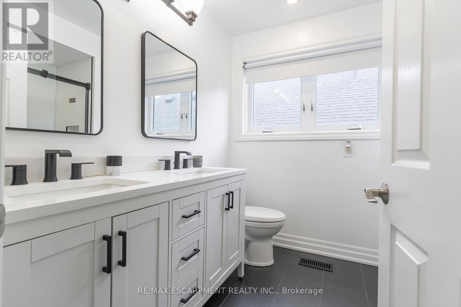 27 Elodia Court, Hamilton, ON - Indoor Photo Showing Bathroom