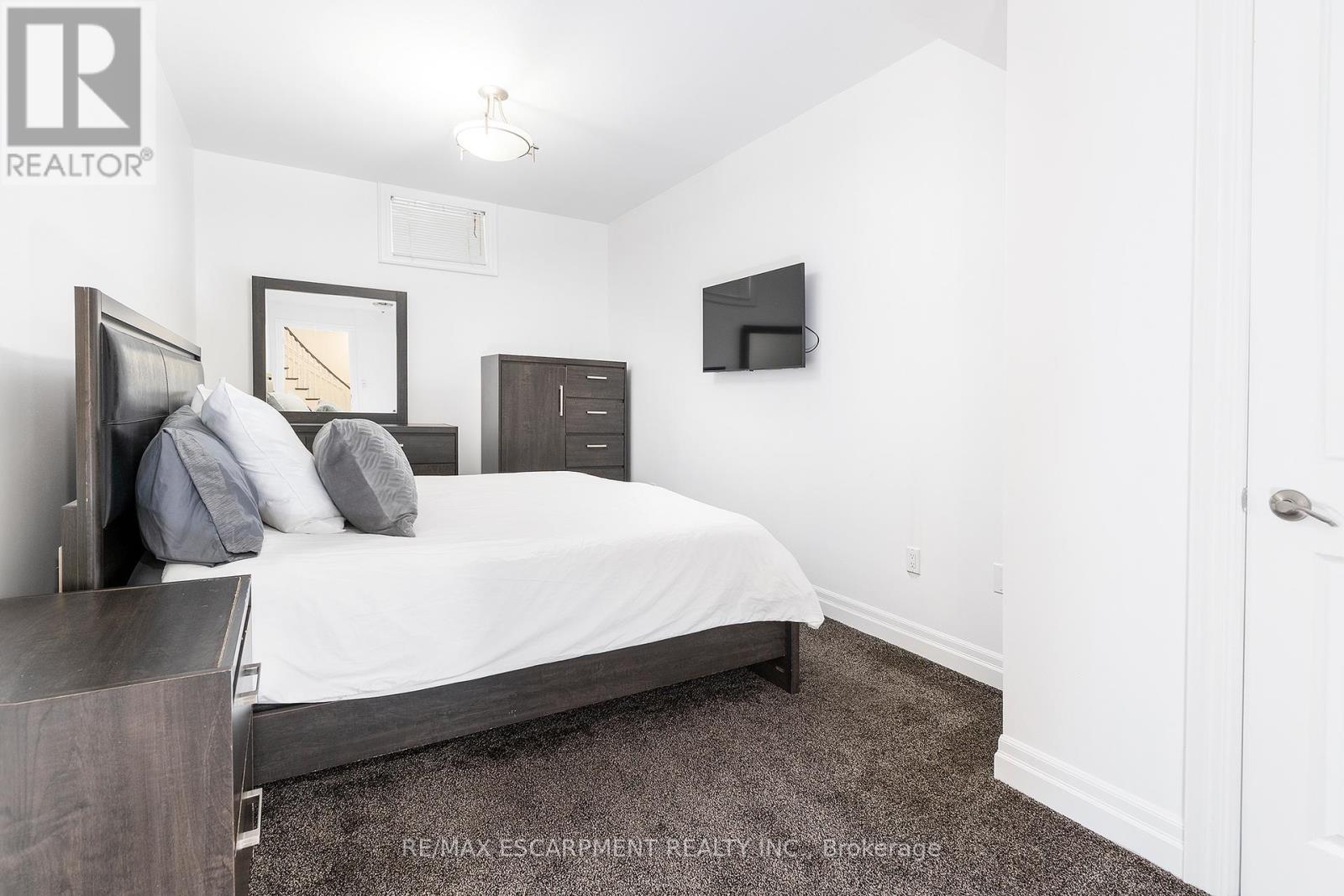 27 Elodia Court, Hamilton, ON - Indoor Photo Showing Bedroom