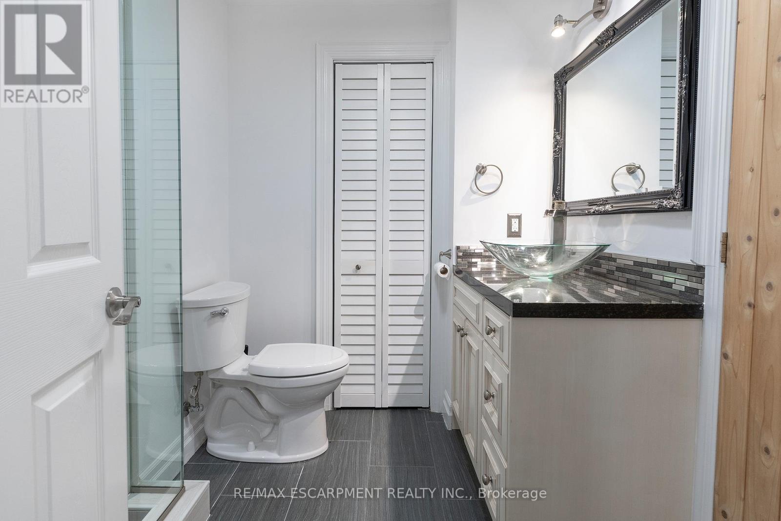 27 Elodia Court, Hamilton, ON - Indoor Photo Showing Bathroom