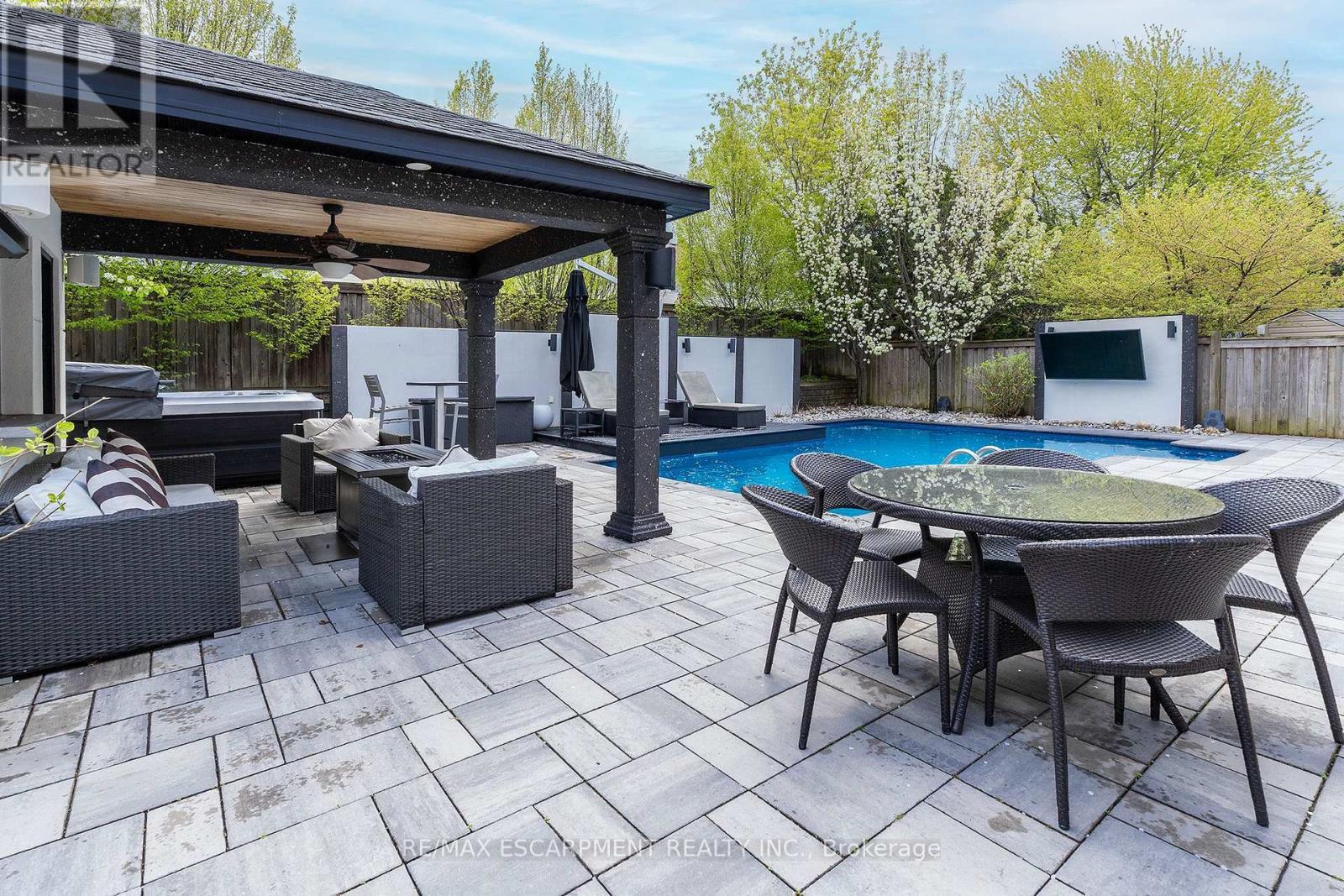 27 Elodia Court, Hamilton, ON - Outdoor With In Ground Pool With Deck Patio Veranda
