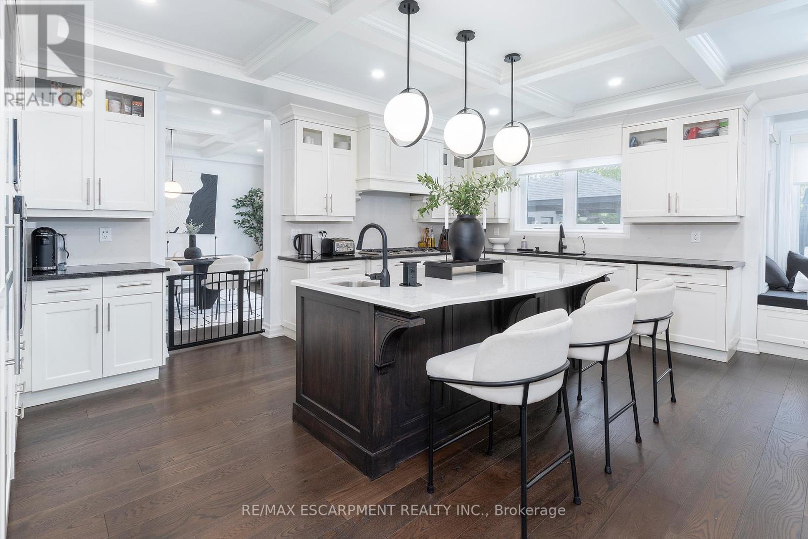 27 Elodia Court, Hamilton, ON - Indoor Photo Showing Kitchen With Upgraded Kitchen
