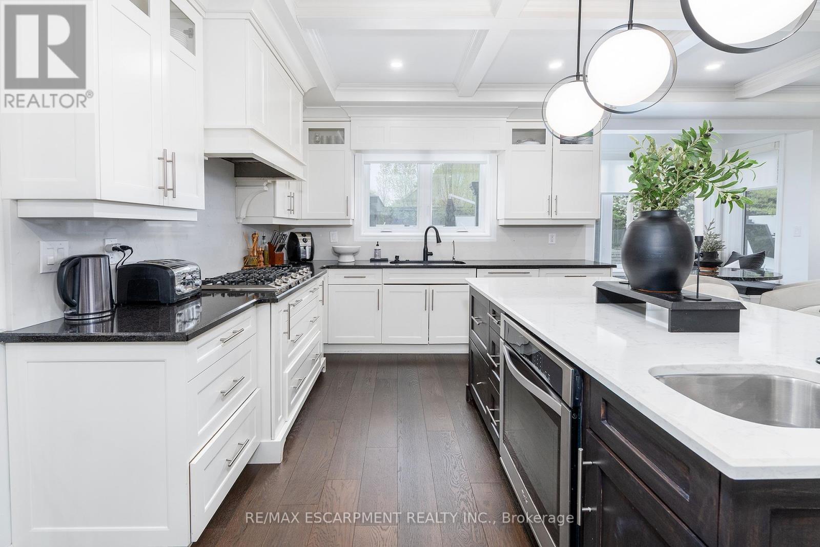 27 Elodia Court, Hamilton, ON - Indoor Photo Showing Kitchen