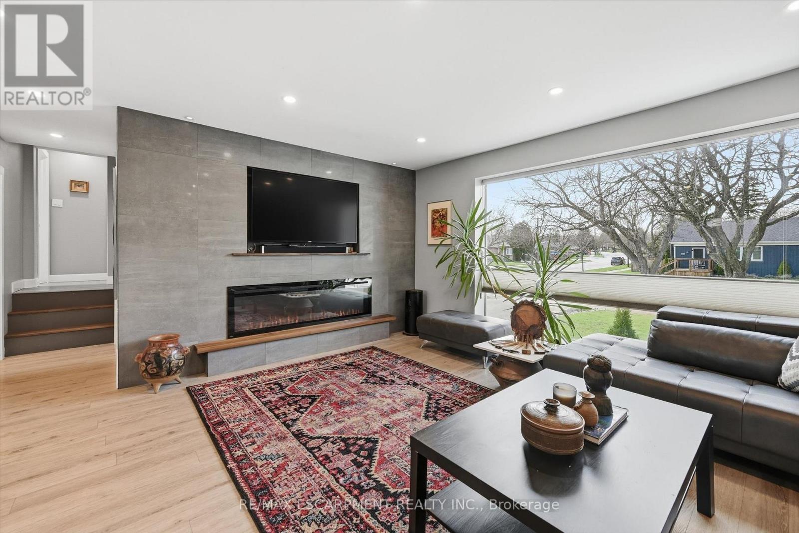 2330 Alma Dale Avenue, Burlington, ON - Indoor Photo Showing Living Room With Fireplace