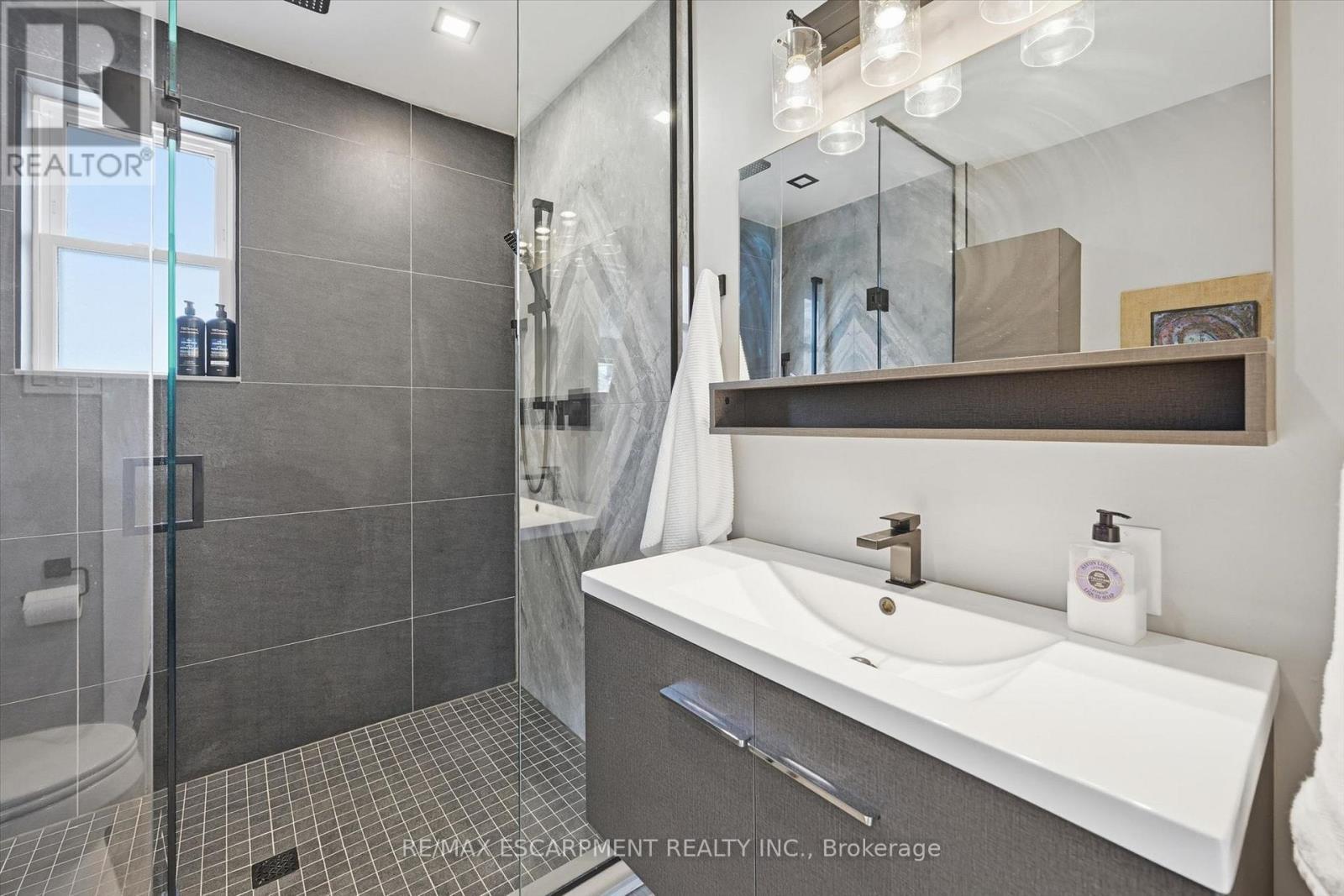 2330 Alma Dale Avenue, Burlington, ON - Indoor Photo Showing Bathroom