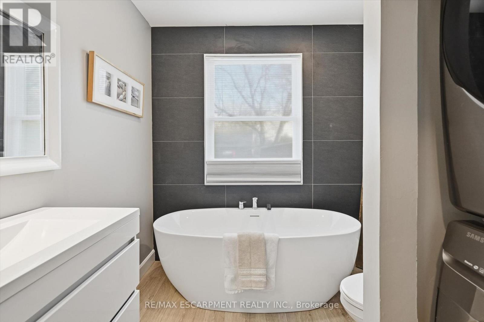 2330 Alma Dale Avenue, Burlington, ON - Indoor Photo Showing Bathroom