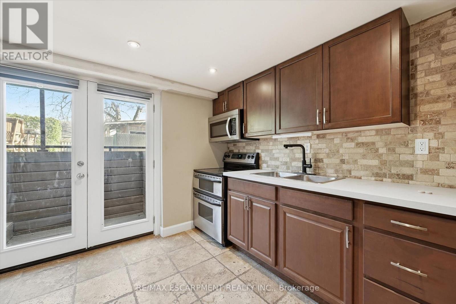 2330 Alma Dale Avenue, Burlington, ON - Indoor Photo Showing Kitchen With Double Sink
