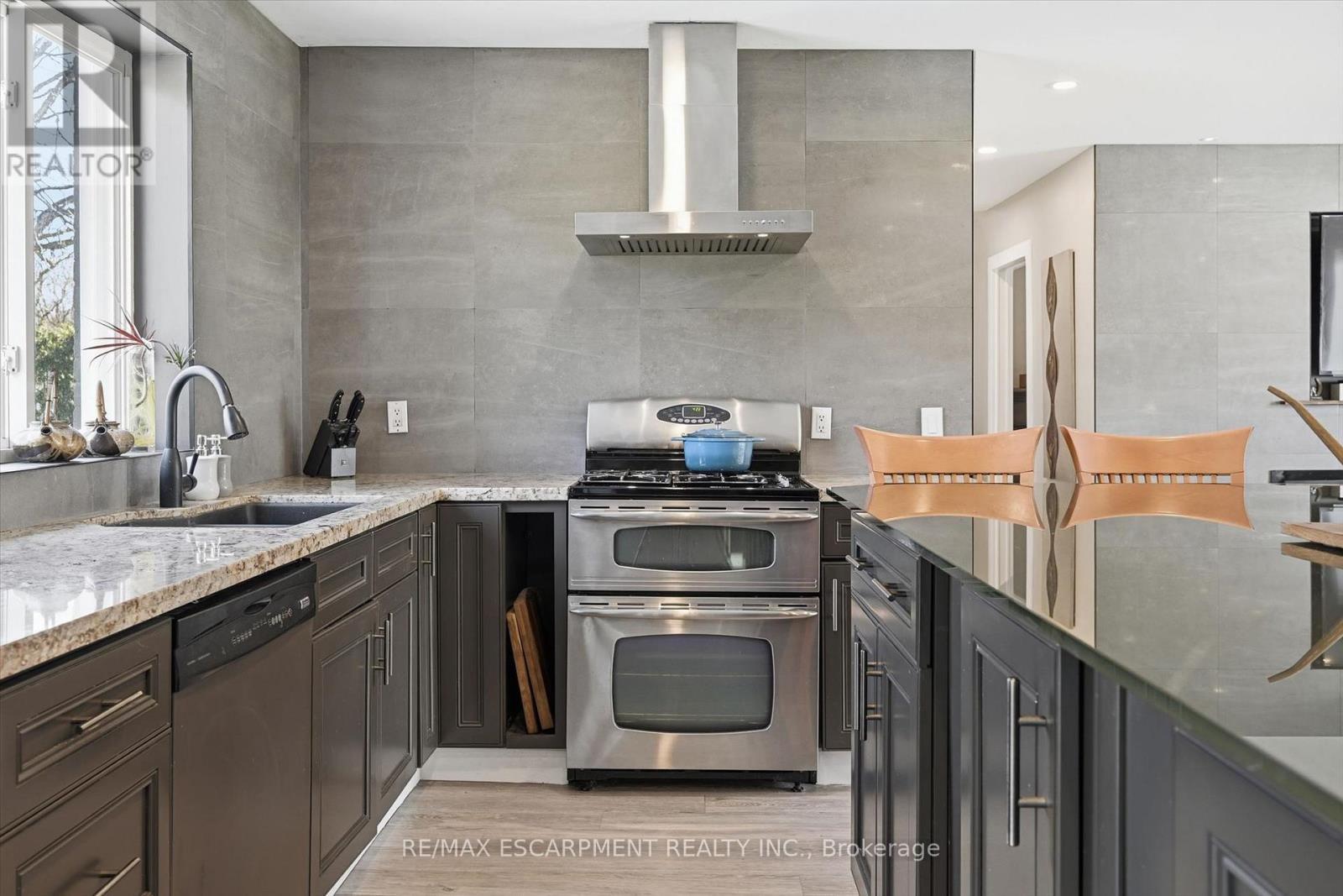 2330 Alma Dale Avenue, Burlington, ON - Indoor Photo Showing Kitchen With Upgraded Kitchen