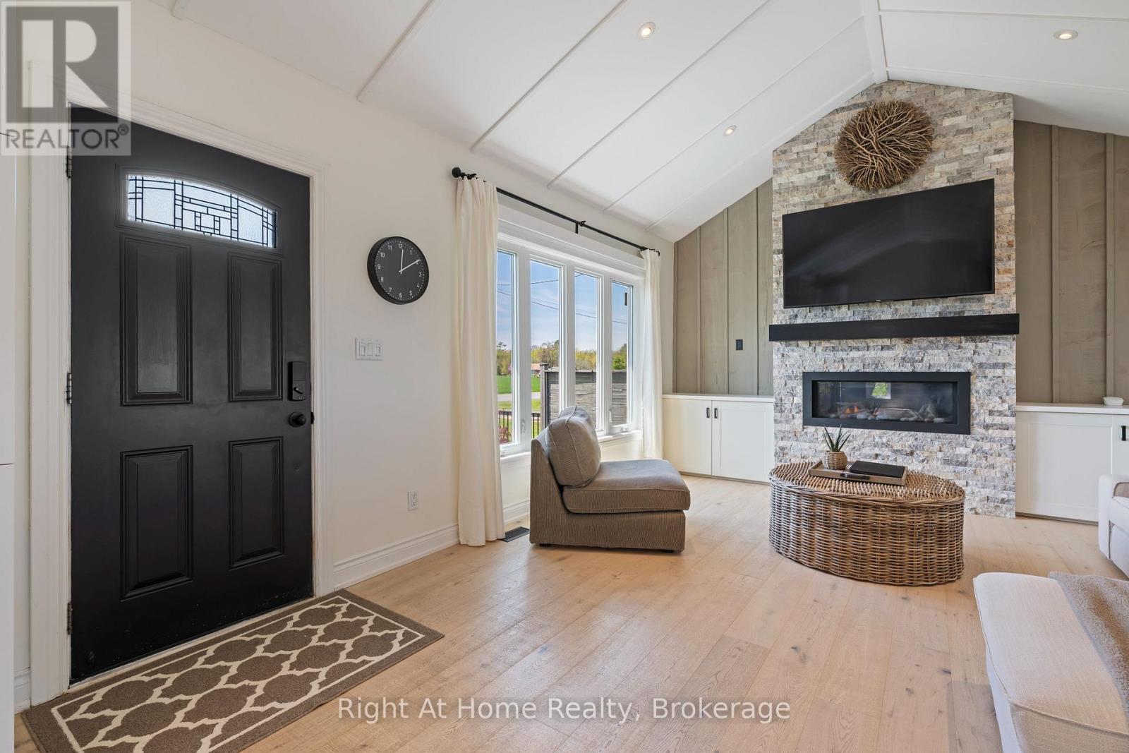 1483 Fifth Ave Louth, St. Catharines (Rural Fourth), ON - Indoor Photo Showing Living Room
