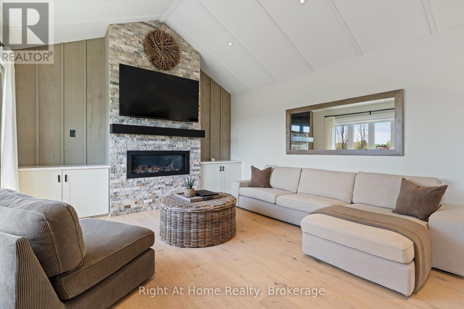 1483 Fifth Ave Louth, St. Catharines (Rural Fourth), ON - Indoor Photo Showing Living Room With Fireplace