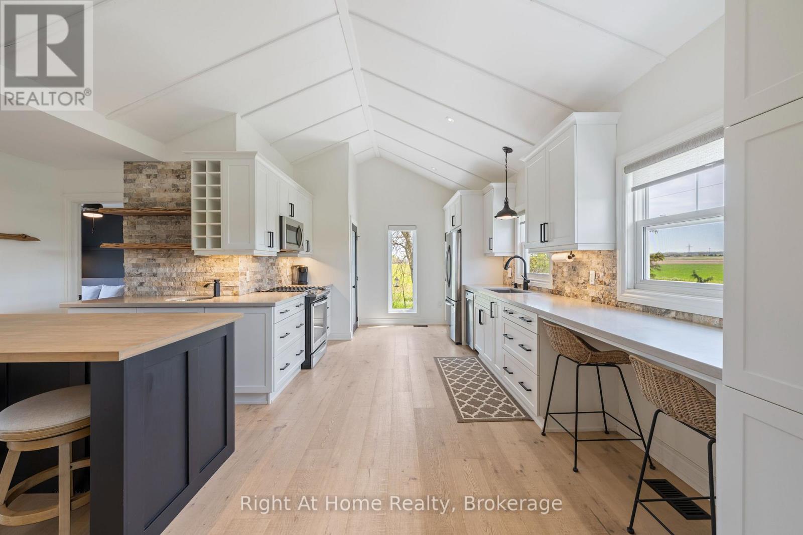 1483 Fifth Ave Louth, St. Catharines (Rural Fourth), ON - Indoor Photo Showing Kitchen With Upgraded Kitchen