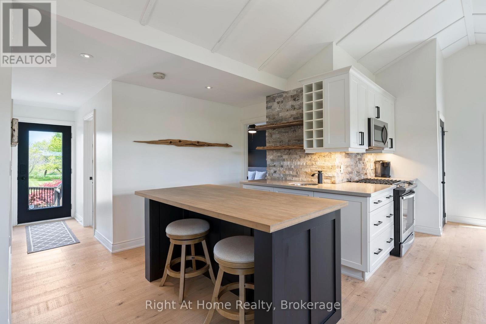 1483 Fifth Ave Louth, St. Catharines (Rural Fourth), ON - Indoor Photo Showing Kitchen With Upgraded Kitchen