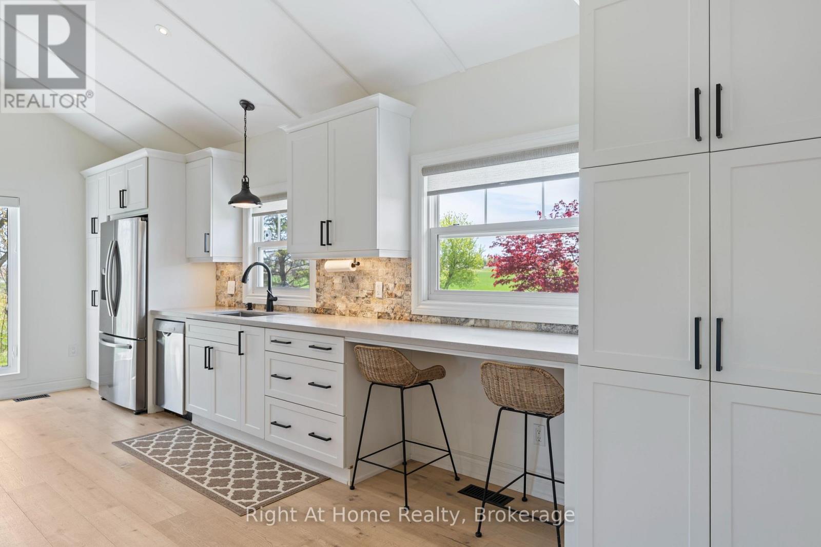 1483 Fifth Ave Louth, St. Catharines (Rural Fourth), ON - Indoor Photo Showing Kitchen With Upgraded Kitchen