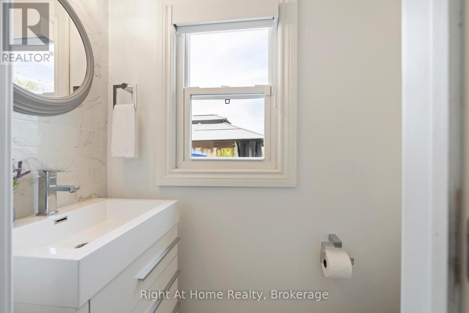 1483 Fifth Ave Louth, St. Catharines (Rural Fourth), ON - Indoor Photo Showing Bathroom