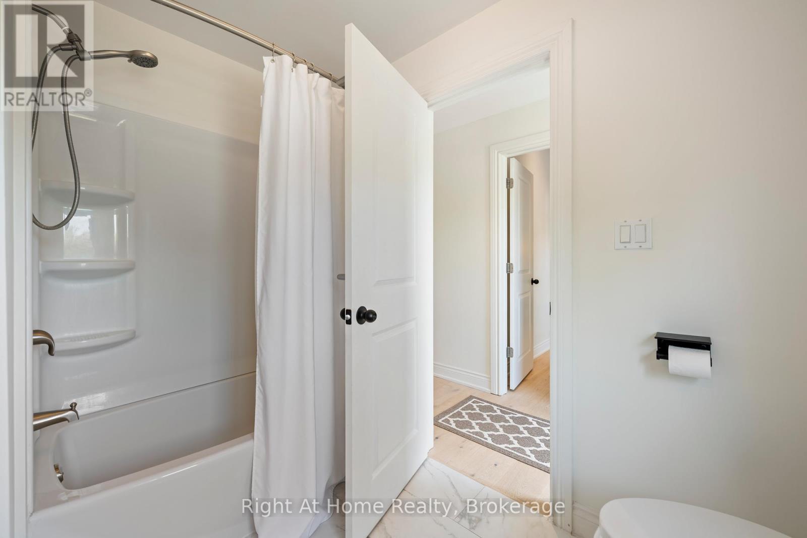 1483 Fifth Ave Louth, St. Catharines (Rural Fourth), ON - Indoor Photo Showing Bathroom