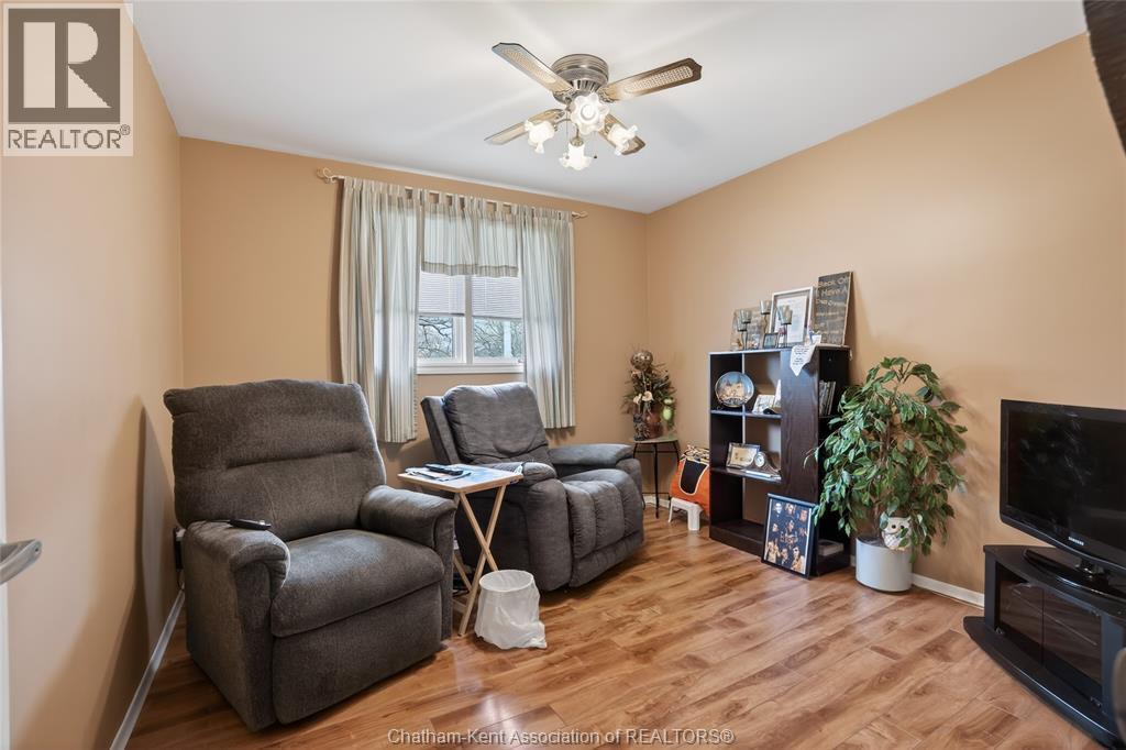 47 Park Lane, Tilbury, ON - Indoor Photo Showing Living Room