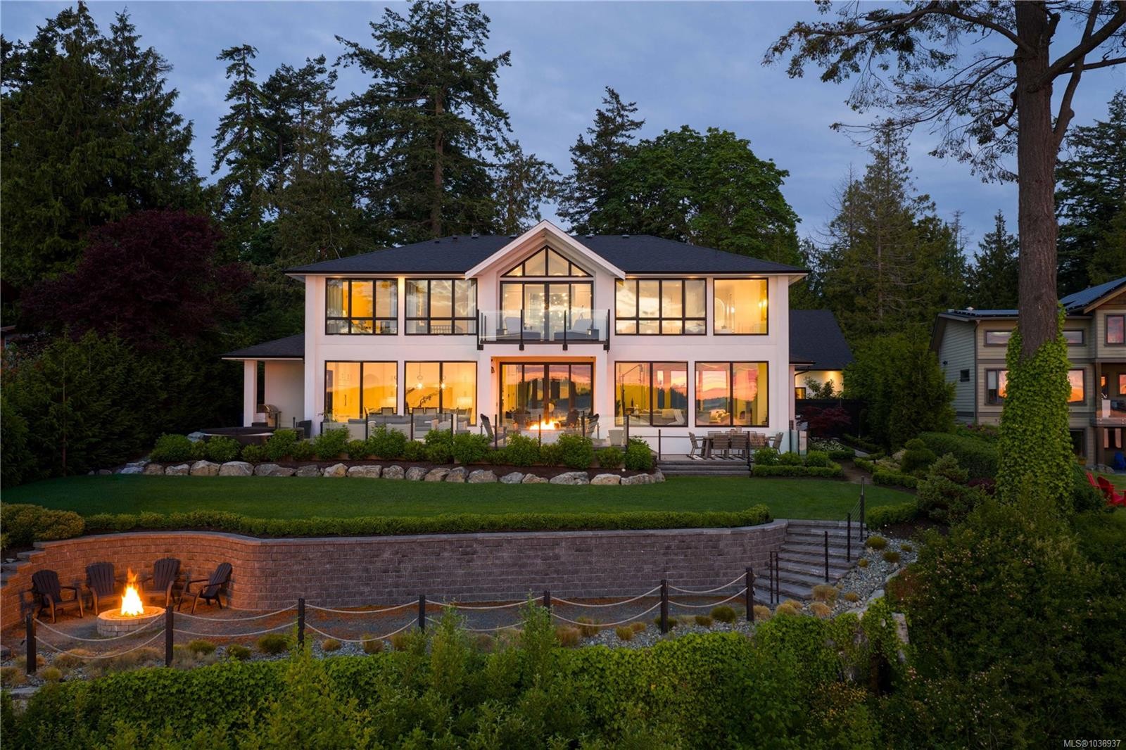 8425 Lochside Dr, Central Saanich, BC