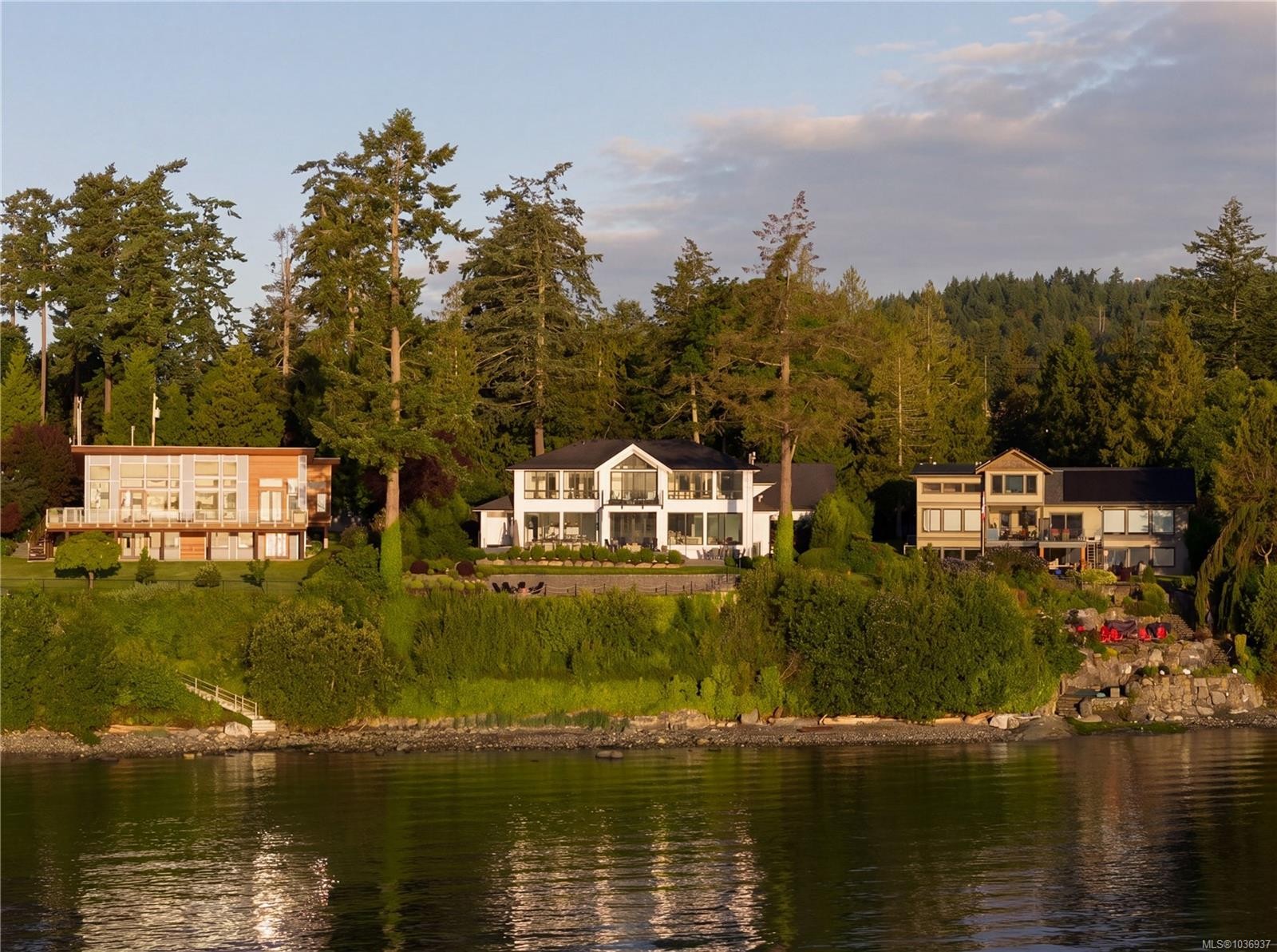 8425 Lochside Dr, Central Saanich, BC