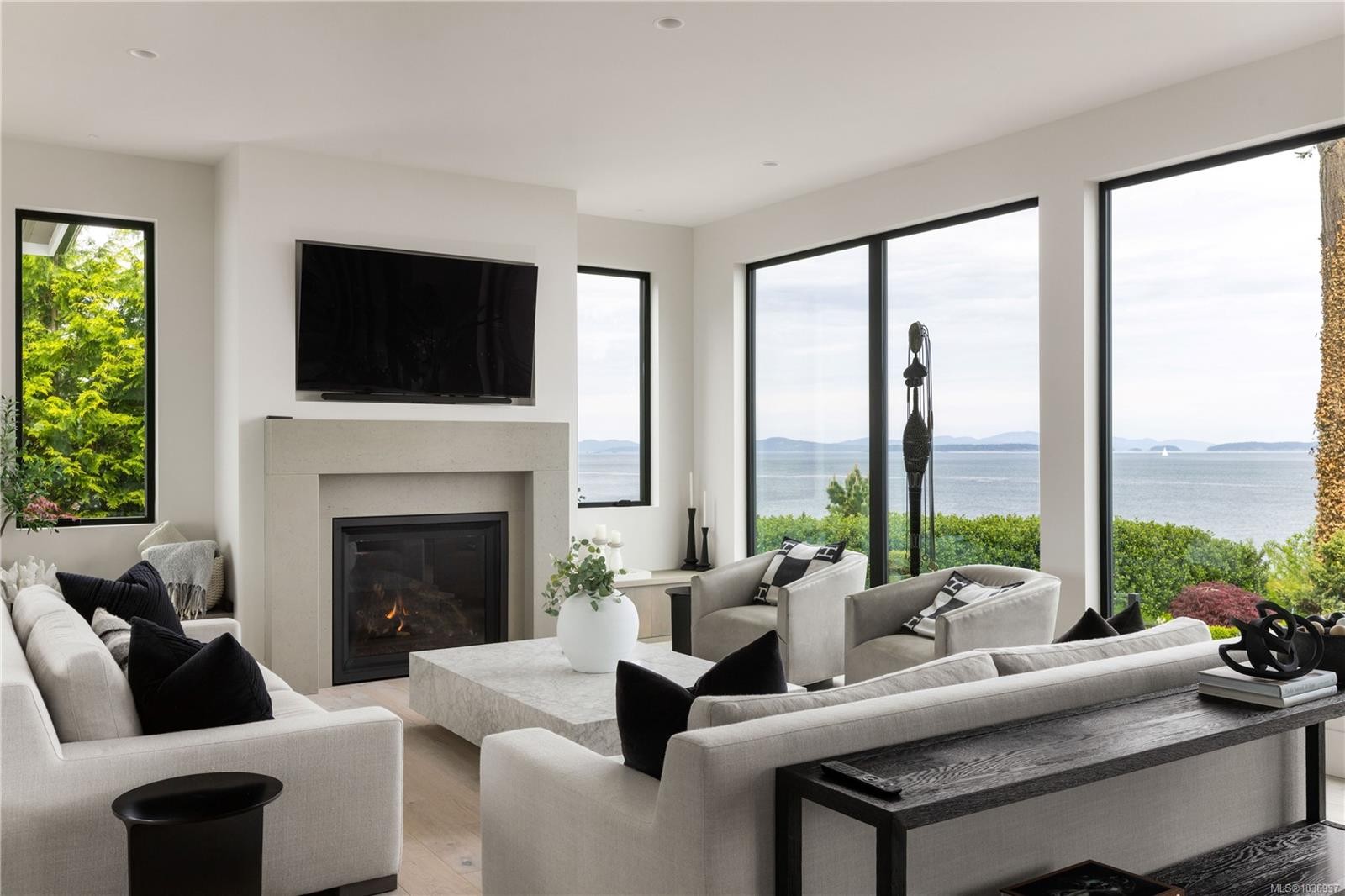 8425 Lochside Dr, Central Saanich, BC