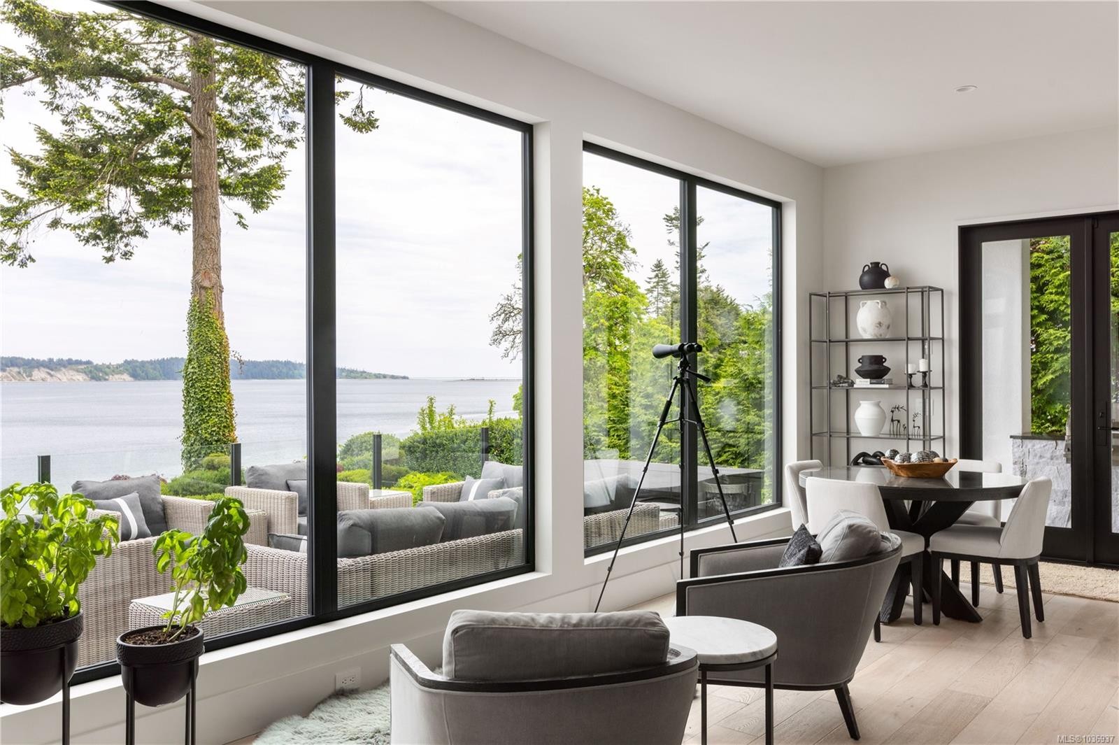 8425 Lochside Dr, Central Saanich, BC