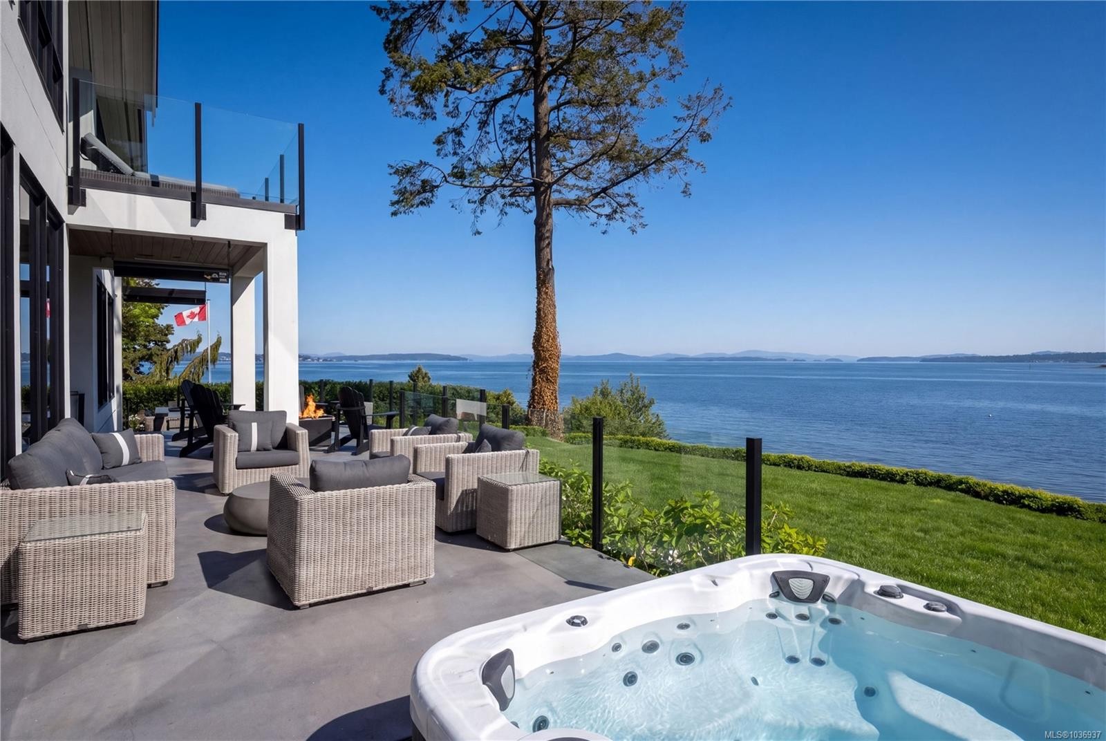 8425 Lochside Dr, Central Saanich, BC