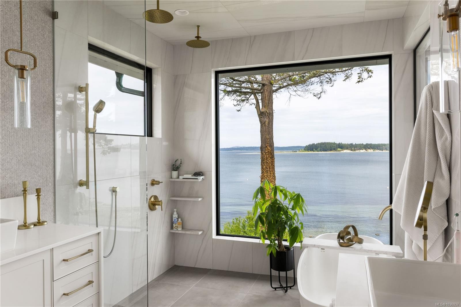 8425 Lochside Dr, Central Saanich, BC
