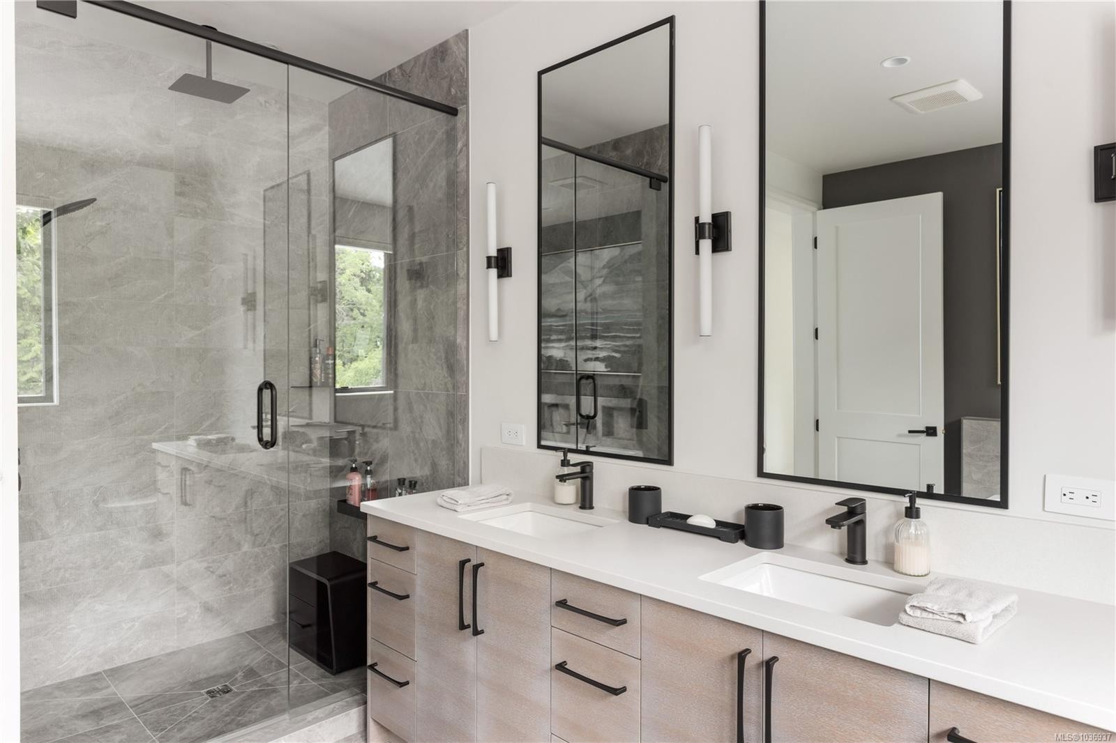 8425 Lochside Dr, Central Saanich, BC