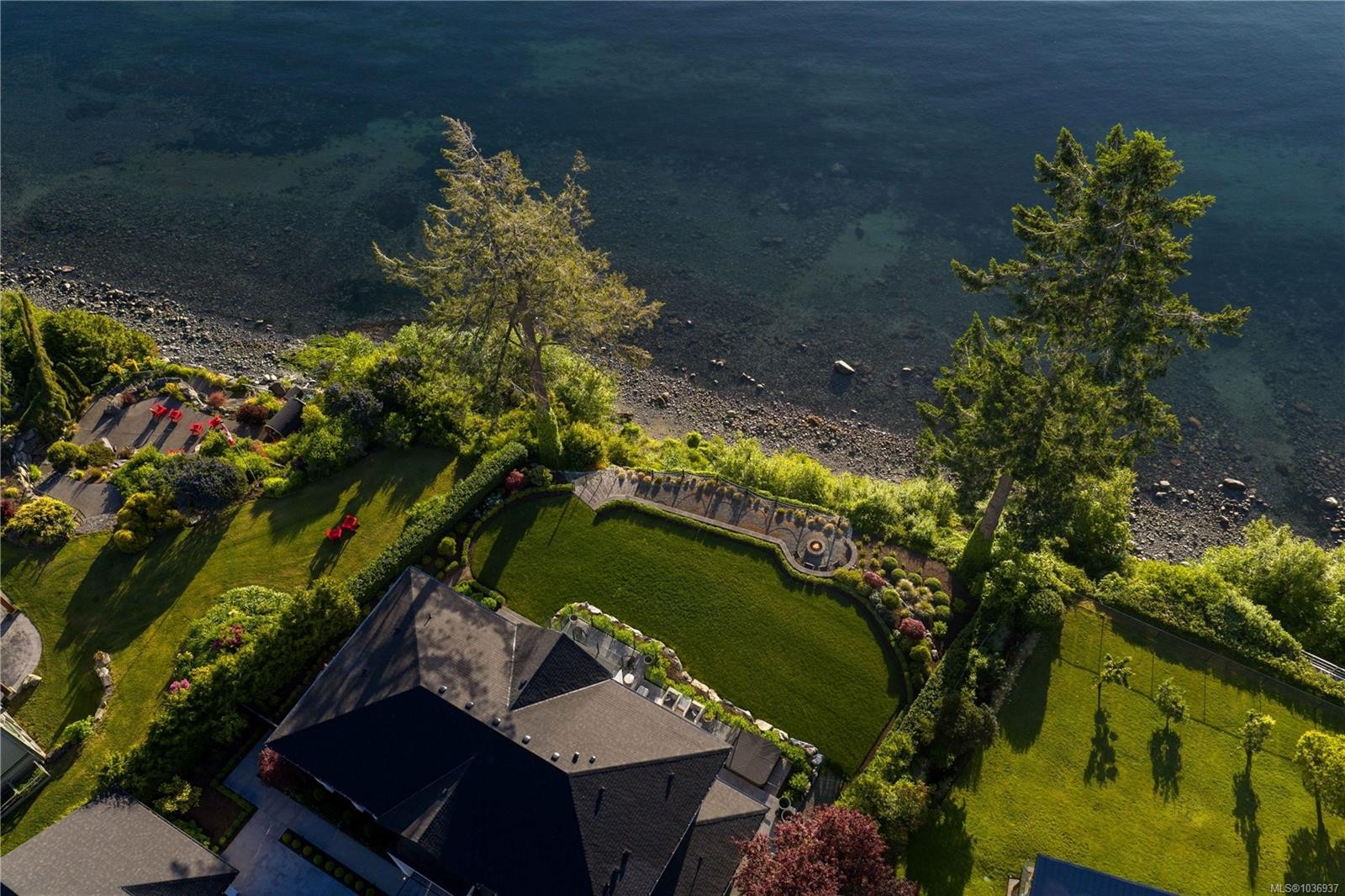 8425 Lochside Dr, Central Saanich, BC