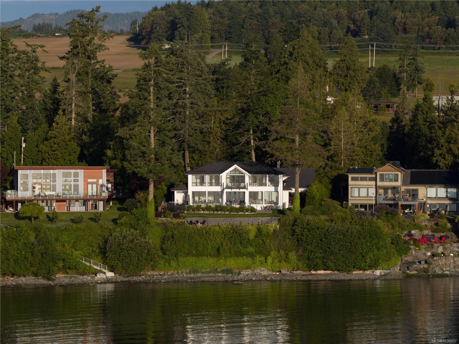 8425 Lochside Dr, Central Saanich, BC