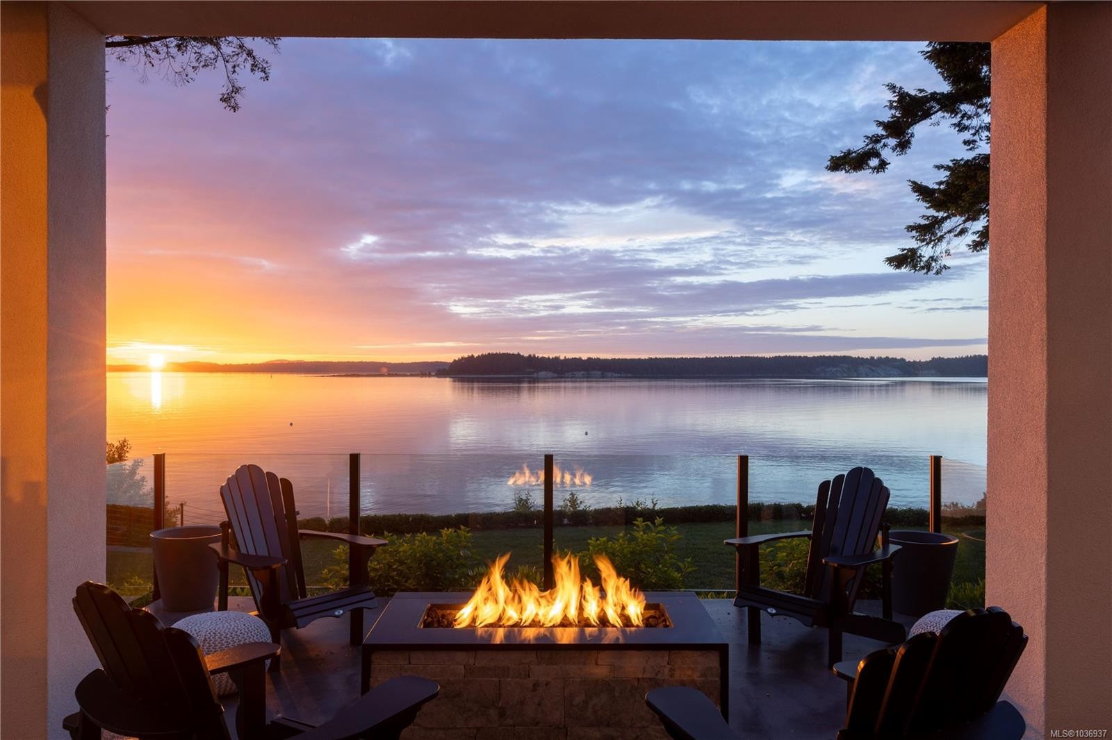 8425 Lochside Dr, Central Saanich, BC