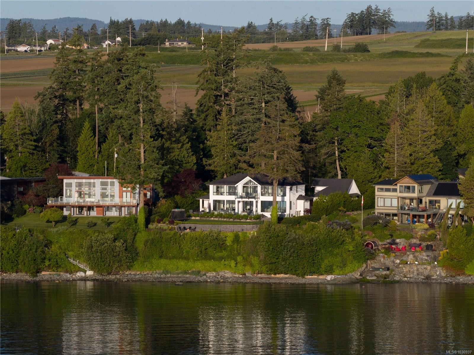 8425 Lochside Dr, Central Saanich, BC