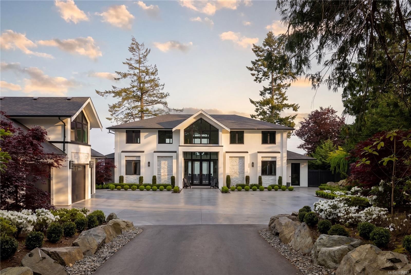 8425 Lochside Dr, Central Saanich, BC